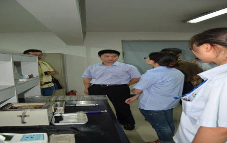 2012年7月20日嘉興市副市長(cháng)祝亞偉一行蒞臨蔬菜批發(fā)市場(chǎng)視察食品安全工作