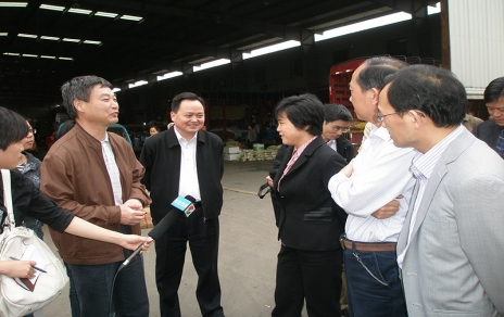 2011年5月,嘉興市長(cháng)魯俊一行蒞臨市場(chǎng)視察菜籃子工作