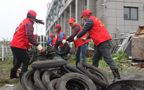 公司黨員青年突擊隊發(fā)揚精神開(kāi)展突擊任務(wù)