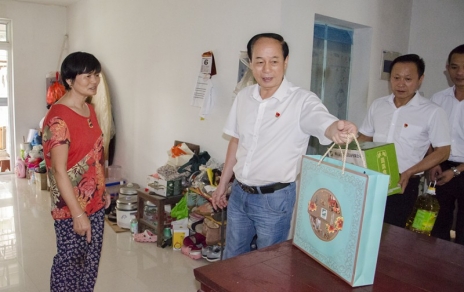 濃情慰問(wèn)迎中秋 關(guān)愛(ài)貧困暖人心 ——記公司黨組織慰問(wèn)社區結對幫扶困難家庭