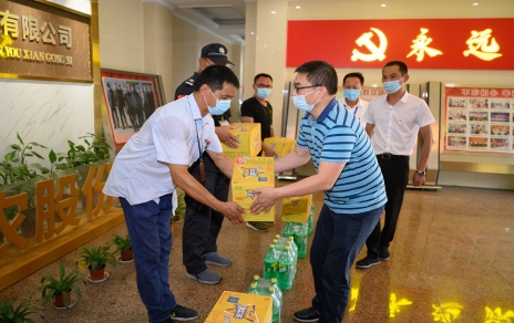 嘉興市財貿工會(huì )主席陳云建到嘉昕農產(chǎn)品公司慰問(wèn)基層員工