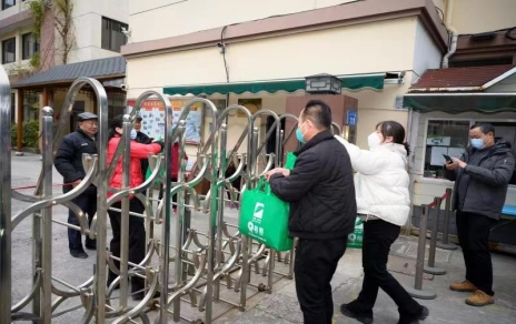 一份情驅散嚴寒，一片心常駐公益